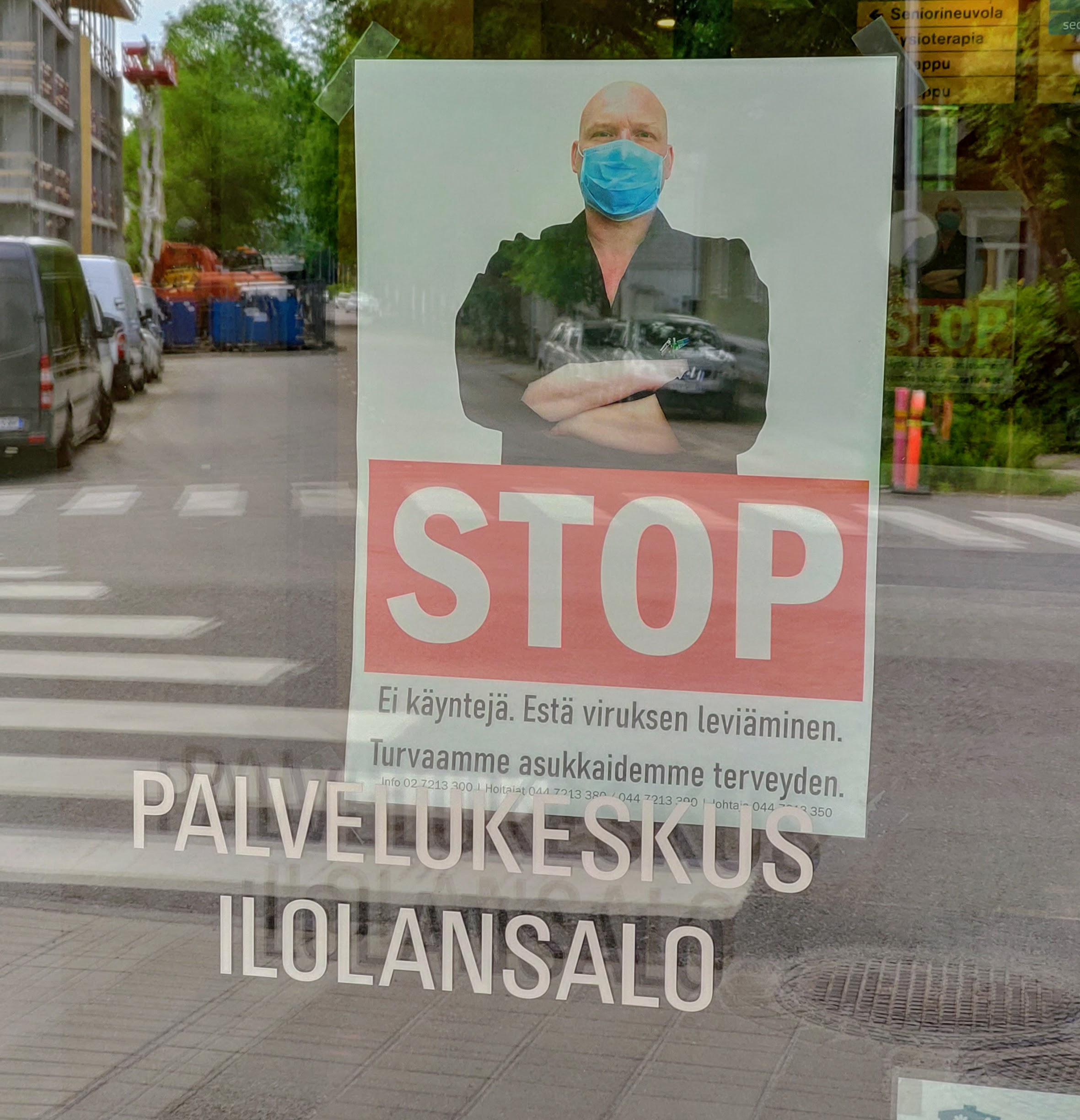 julisteessa miehellä on kasvomaski