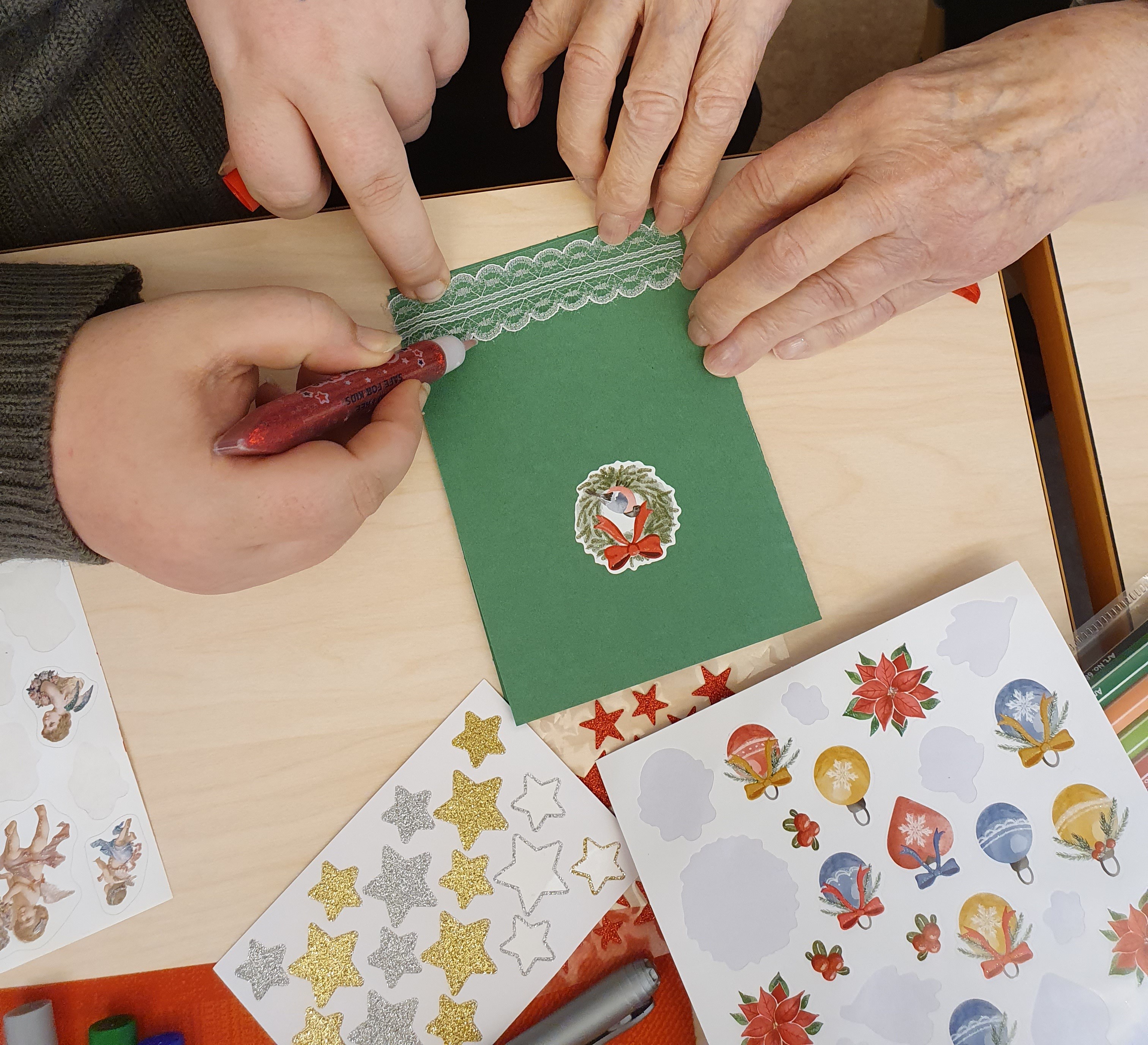 Yhdessä askarreltiin joulukortteja
