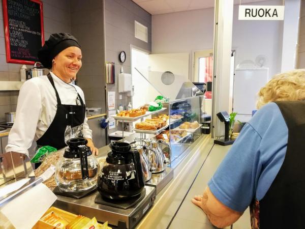 kokki palvelee asiakasta