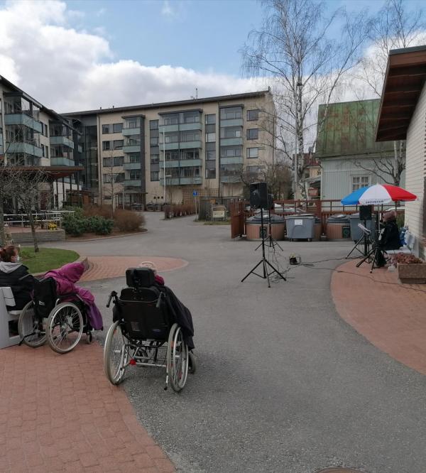 Nainen soittaa haitaria pihalla
