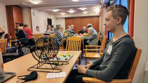 Mies vetää bingo-peliä.
