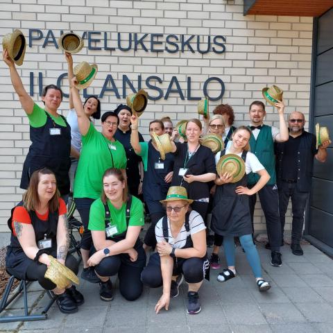 Ihmiset iloitsevat