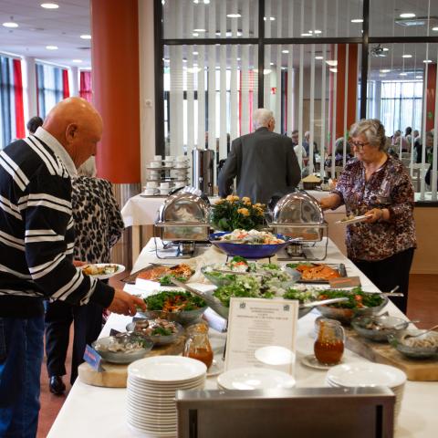 Tilavalla linjastolla asiakkaita ottamassa ruokaa.